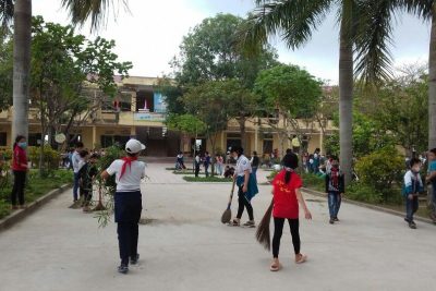 Trường Tiểu học xã Quang Trung vệ sinh trường lớp.